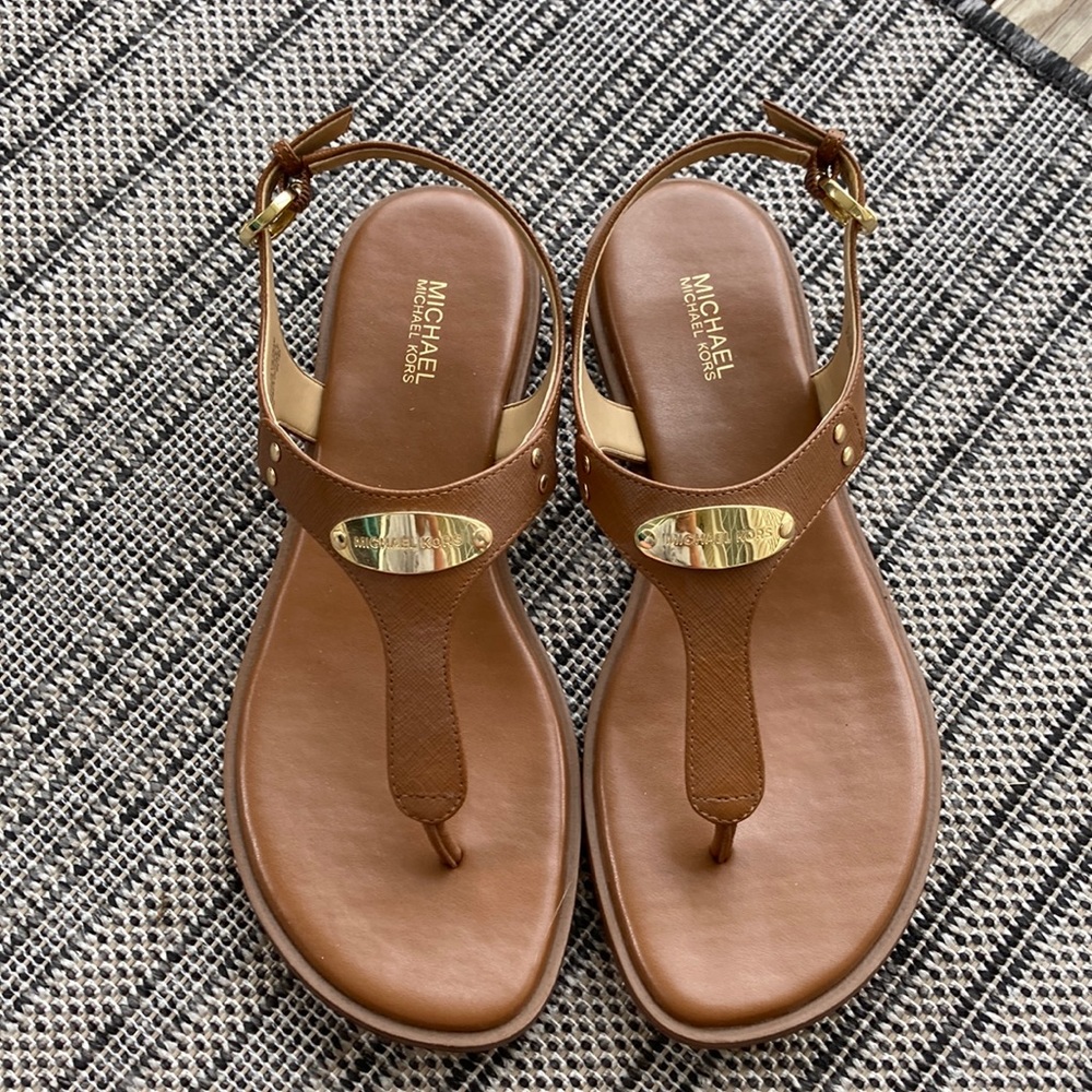 MICHAEL KORS LOGO PLATE SANDALS